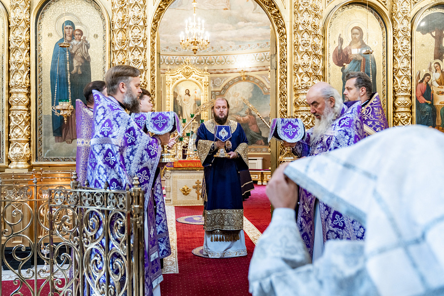 Божественная литургия в праздник Воздвижения Креста Господня в Троицком кафедральном соборе Подольска